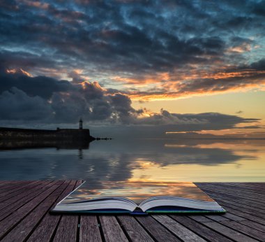 kitap kavram güzel hareketli gündoğumu sky sakin su okyanus üzerinde