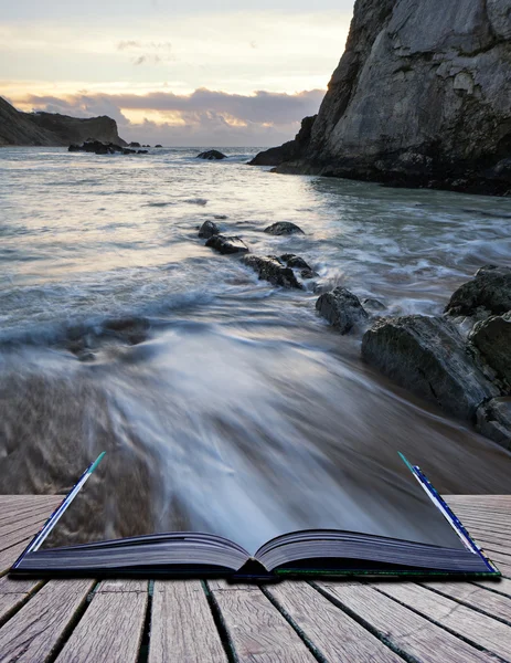 Concepto de libro Playa amanecer paisaje con olas de larga exposición mo — Foto de Stock