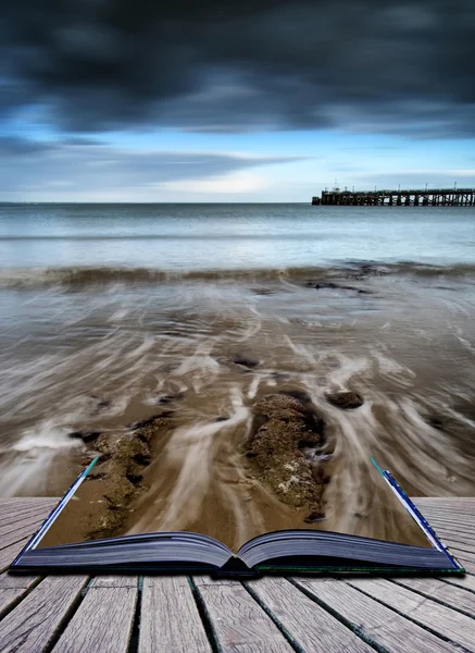 Concetto di libro Lunga esposizione paesaggio marino durante ev drammatico — Foto Stock