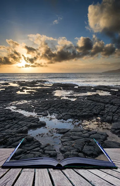 Boken begreppet vackra marinmålning vid solnedgången med dramatiska moln l — Stockfoto