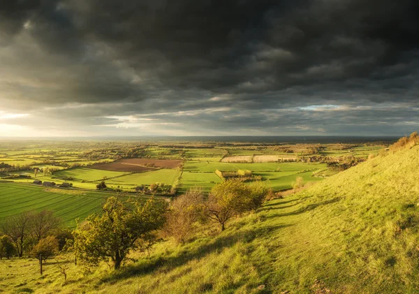 Prachtige zomer zonsondergang over platteland landschap met dramati — Stockfoto