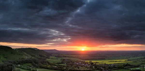 Prachtige zomer zonsondergang over platteland landschap met dramati — Stockfoto