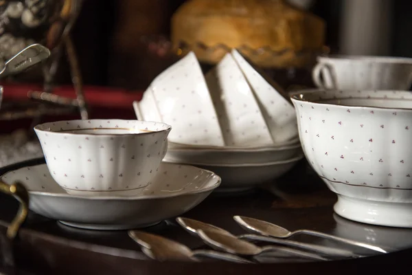 18. yüzyıl kakma ahşap hizmet üzerindeki bardak ve Tabaklar tabak-çanak — Stok fotoğraf