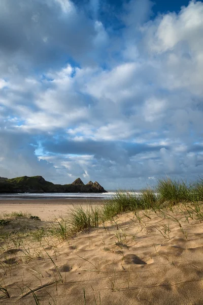 Schöner blauer Himmel Morgenlandschaft über sandigen drei Klippen Bucht — Stockfoto