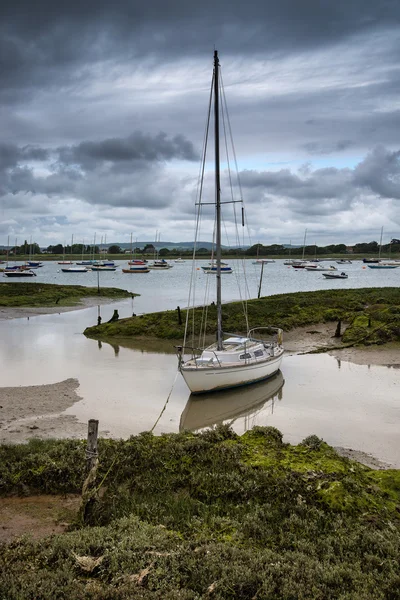 Landscape of moody evening sky over low tide marine — Stock Photo, Image