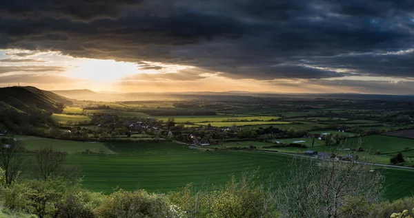 Atemberaubender Sommersonnenuntergang über ländlicher Landschaft mit Dramen — Stockfoto