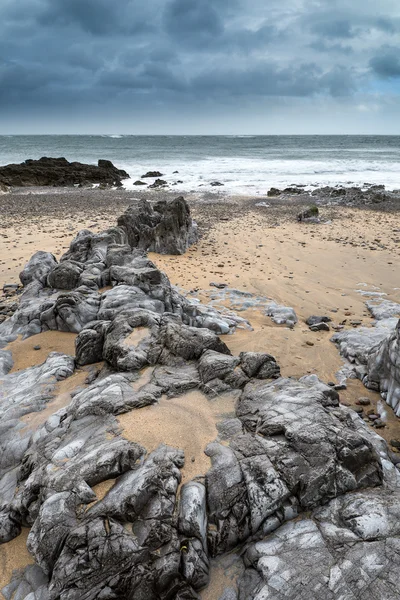 Longa exposição paisagem praia cena com céu mal-humorado — Fotografia de Stock