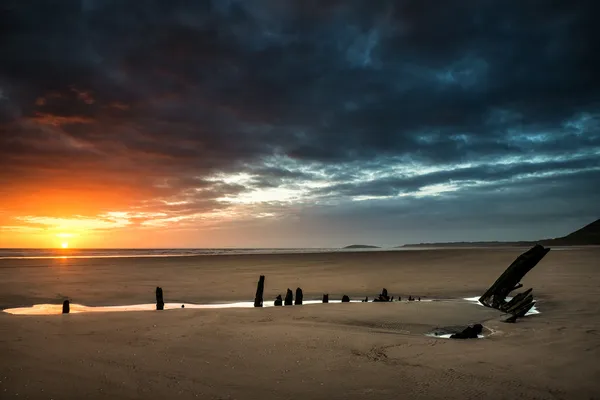 Rhosilli b の難破船の上の美しいの劇的な日没の風景 — ストック写真