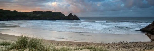 Panorama du paysage du lever du soleil Three Cliffs Bay au Pays de Galles avec drame — Photo