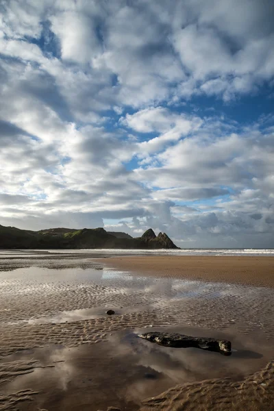 Vacker blå himmel morgon liggande över sandstranden tre klippor bay — Stockfoto