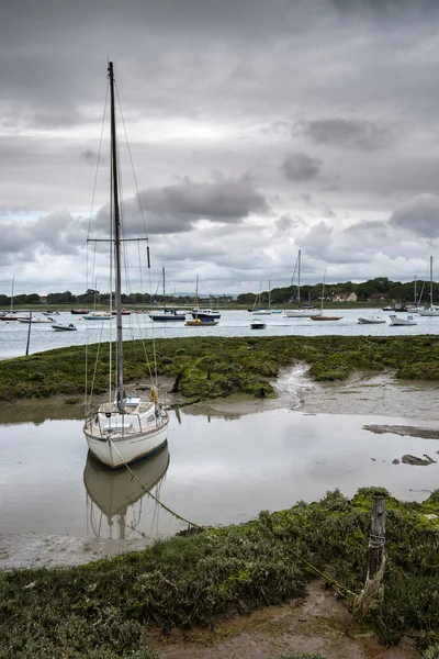 Landscape of moody evening sky over low tide marine — Stock Photo, Image