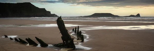 Landscape panorama ship wreck on Rhosilli Bay beach in Wales at — Stock Photo, Image