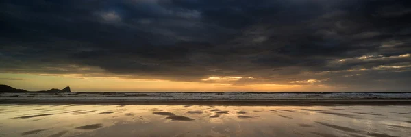 Krajobraz panorama zatoki rhosilli plaży o zachodzie słońca z moody niebo — Zdjęcie stockowe