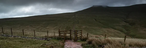 Panorama paisagem de caminho que leva em direção Corn Du montanha em B — Fotografia de Stock