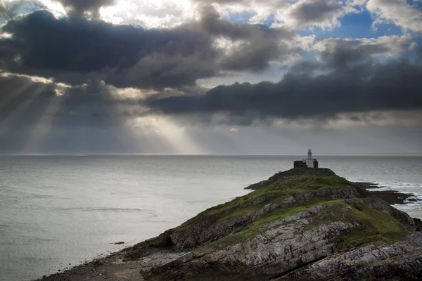 太陽と海の風景を梁岬の灯台 — ストック写真