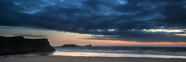 Krajina panorama rhosilli zálivu pláž při západu slunce s náladový obloha — Stock fotografie