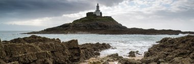 Manzara Panoraması feneri güneş ışınları ile Galler'deki Mırmır 