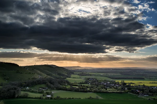 Impressionante pôr do sol de verão através da paisagem rural com dramaturgia — Fotografia de Stock