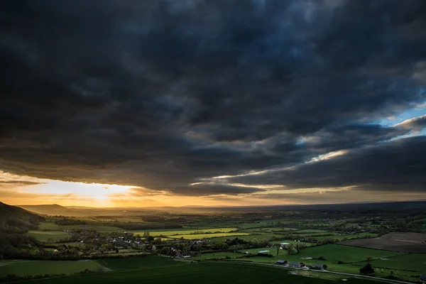 Impressionante pôr do sol de verão através da paisagem rural com dramaturgia — Fotografia de Stock