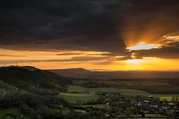 Impressionante pôr do sol de verão através da paisagem rural com dramaturgia — Fotografia de Stock