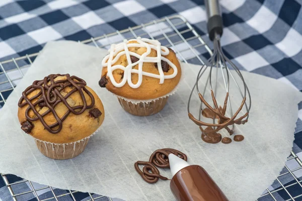 Hausgemachte Schokolade Chip Muffin mit Zuckerguss — Stockfoto