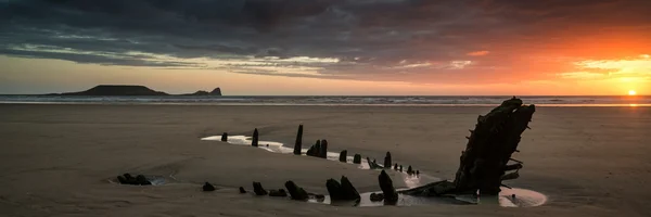 Landscape panorama ship wreck on Rhosilli Bay beach in Wales at — Stock Photo, Image