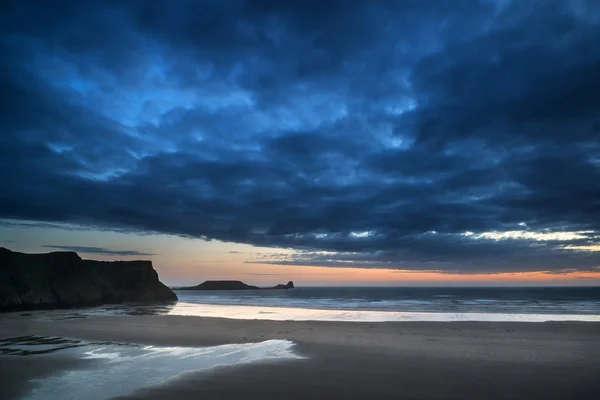 Bela paisagem dramática do pôr do sol sobre Rhosilli Bay Beach — Fotografia de Stock