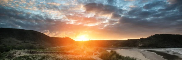 Panorama da paisagem do nascer do sol Três falésias Bay no País de Gales com drama — Fotografia de Stock