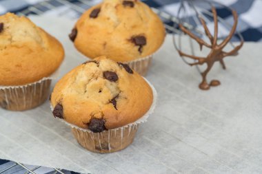 yapılan lezzetli ev Çikolatalı kekler eriyor örtülü çırpma teli ile