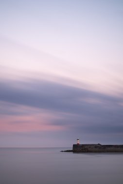 çarpıcı uzun pozlama peyzaj deniz feneri günbatımı sakin ile