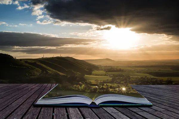 Impressionante pôr do sol de verão através da paisagem rural com dramaturgia — Fotografia de Stock