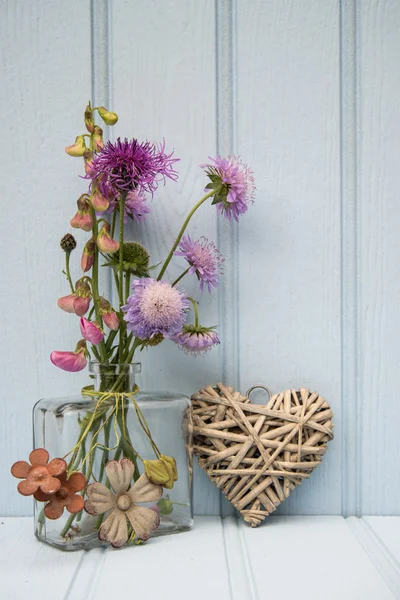 Vacker blomma i vasen med hjärtat stilleben älskar konceptet — Stockfoto