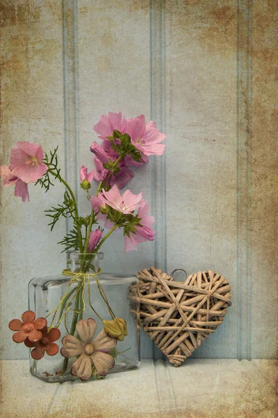 Hermosa flor en jarrón con corazón naturaleza muerta concepto de amor —  Fotos de Stock