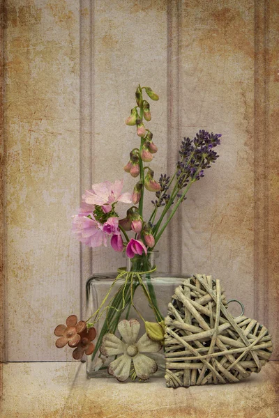 Vacker blomma i vasen med hjärtat stilleben älskar konceptet — Stockfoto