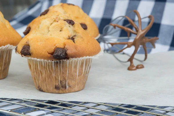 Tasty home made muffins with whisk covered in melting chocolate — Stock Photo, Image