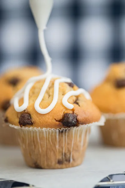 Ijsvorming berijpen gezet naar huis gemaakt chocolade chip muffins — Stockfoto