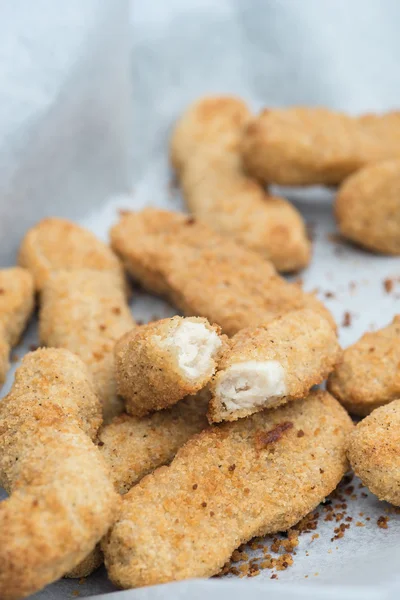 Öğle yemeği için breadcrumbs içinde sıcak pişmiş tavuk goujon