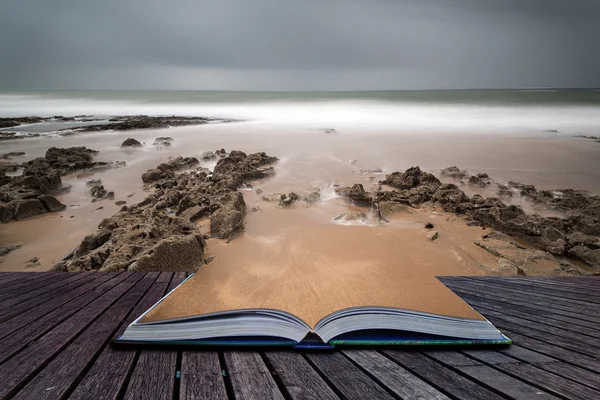 Paisaje de larga exposición escena de playa con cielo malhumorado cono creativo — Foto de Stock