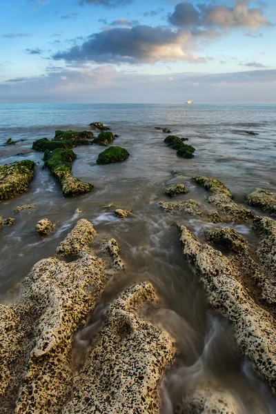 Пейзаж з видом на море з кам'янистою береговою лінією і вигадливим v — стокове фото