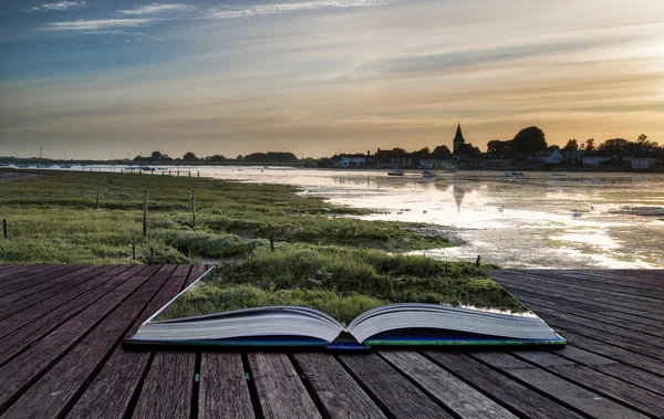 Landschap rustige haven bij zonsondergang met jachten in EB cre — Stockfoto