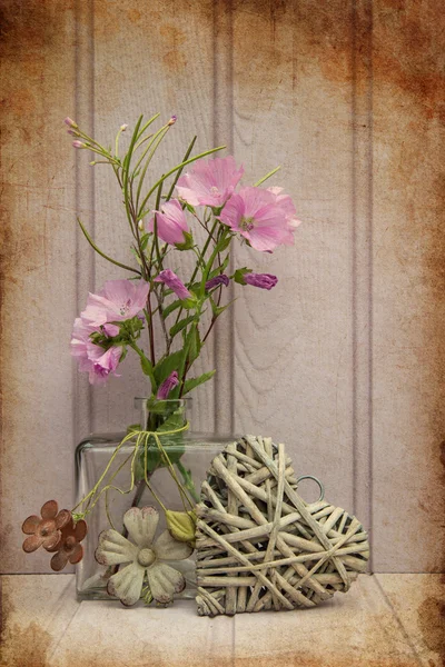 Belle fleur dans un vase avec coeur nature morte concept amour — Photo
