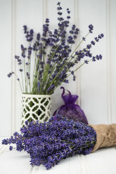 Mooie geurende lavendel bos in rustiek huis stijl instelling — Stockfoto