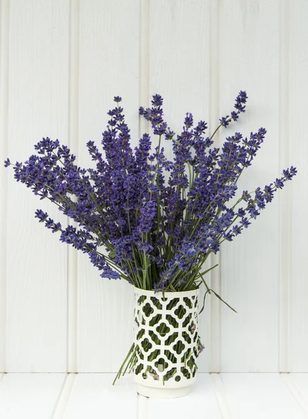 Beautiful fragrant lavender bunch in rustic home styled setting — Stock Photo, Image