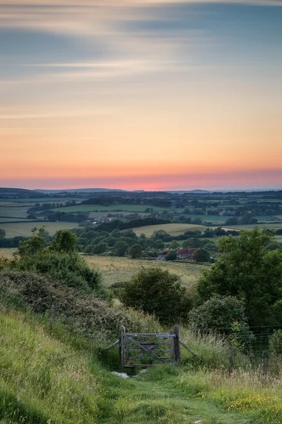 Englische Landschaft ländliche Landschaft im Sommer Sonnenuntergang Licht — Stockfoto