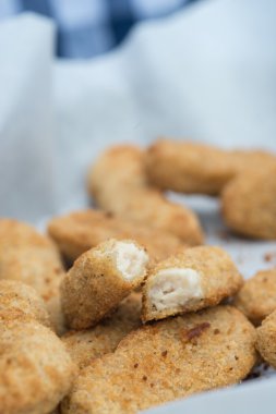 Öğle yemeği için breadcrumbs içinde sıcak pişmiş tavuk goujon