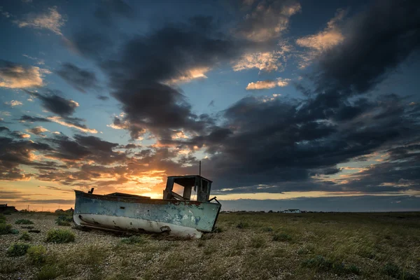 Barca da pesca abbandonata sul paesaggio della spiaggia al tramonto — Foto Stock