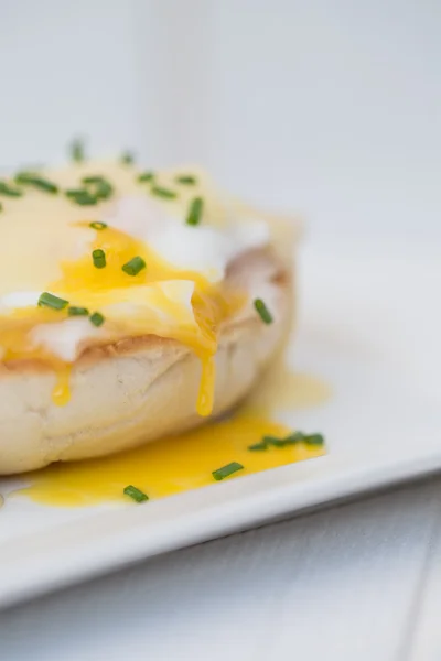 Eggs Benedict toasted English muffins ham poached eggs and holla — Stock Photo, Image