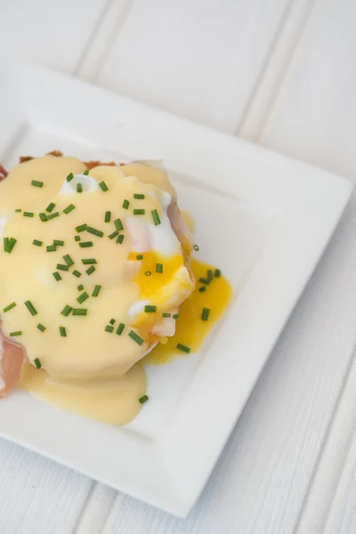 Eggs Benedict toasted English muffins ham poached eggs and holla — Stock Photo, Image