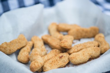 Öğle yemeği için breadcrumbs içinde sıcak pişmiş tavuk goujon
