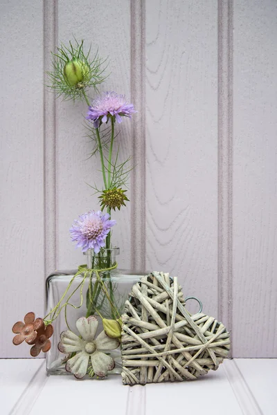 Schöne Blume in der Vase mit Herz Stillleben Liebe Konzept — Stockfoto